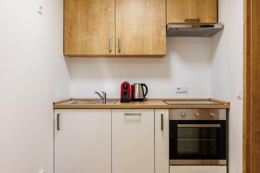 1 Bedroom Apartment With Terrace And Free Parking Near Metro Prague Extérieur photo